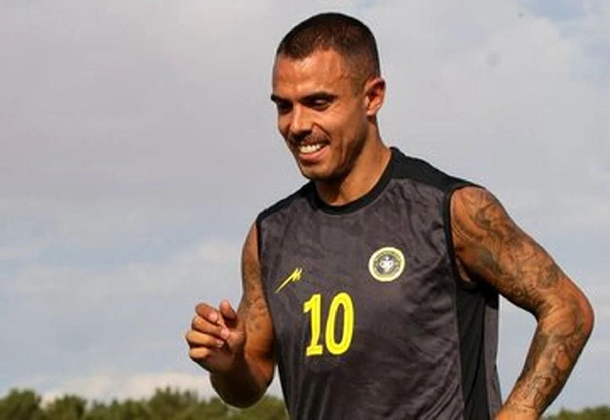 تصویری عجیب از پای مصدوم بازیکن سپاهان تصویری عجیب از پای مصدوم بازیکن سپاهان