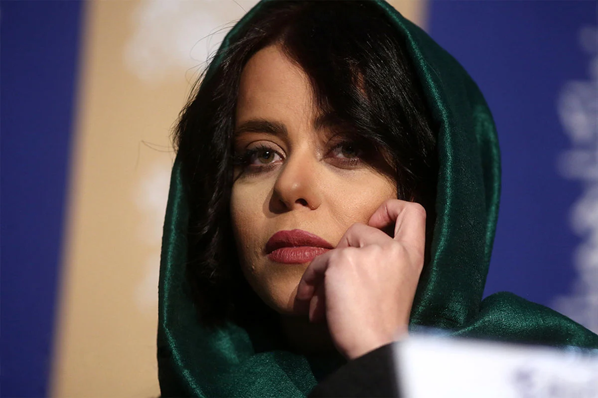 استایل جالبِ الهام اخوان در این عکس جلبتوجه کرد استایل جالبِ الهام اخوان در این عکس جلبتوجه کرد