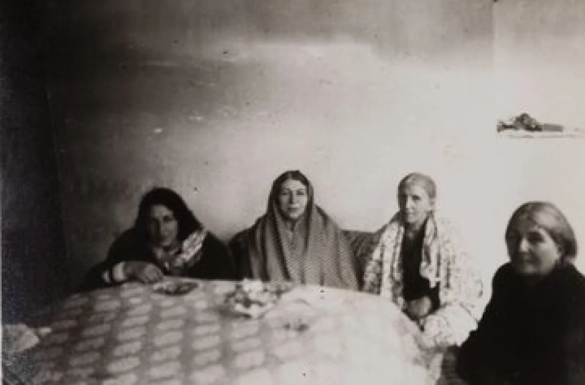 عکس تاریخ| ملاباجی بندانداز سوار بر الاغ از این خانه به آن خانه میرفت که خانمها را بند بیندازد ملاباجی بندانداز سوار بر الاغ از این خانه به آن خانه میرفت که خانمها را بند بیندازد