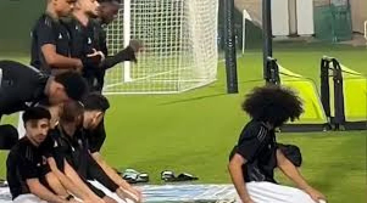 نمازخواندن اکرم عفیف در زمین تمرین؛ اتفاقی که وایرال شد