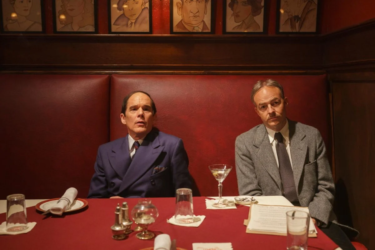 نقد فیلم Blue Moon | وقتی ریچارد لینکلیتر در میانه نورافکنها سقوط میکند نقد فیلم Blue Moon | وقتی ریچارد لینکلیتر در میانه نورافکنها سقوط میکند