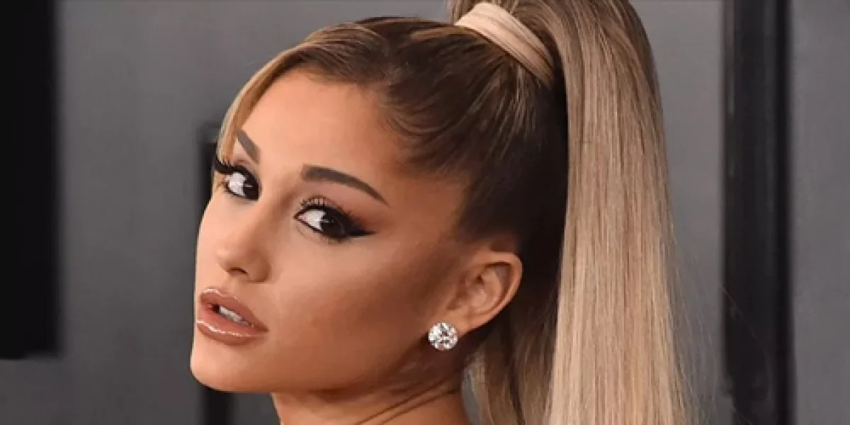 عکس| سفر در زمان؛ «آریانا گرانده 15 ساله» در میدان تایمز نیویورک؛ سال 1387 عکس| سفر در زمان؛ «آریانا گرانده 15 ساله» در میدان تایمز نیویورک؛ سال 1387