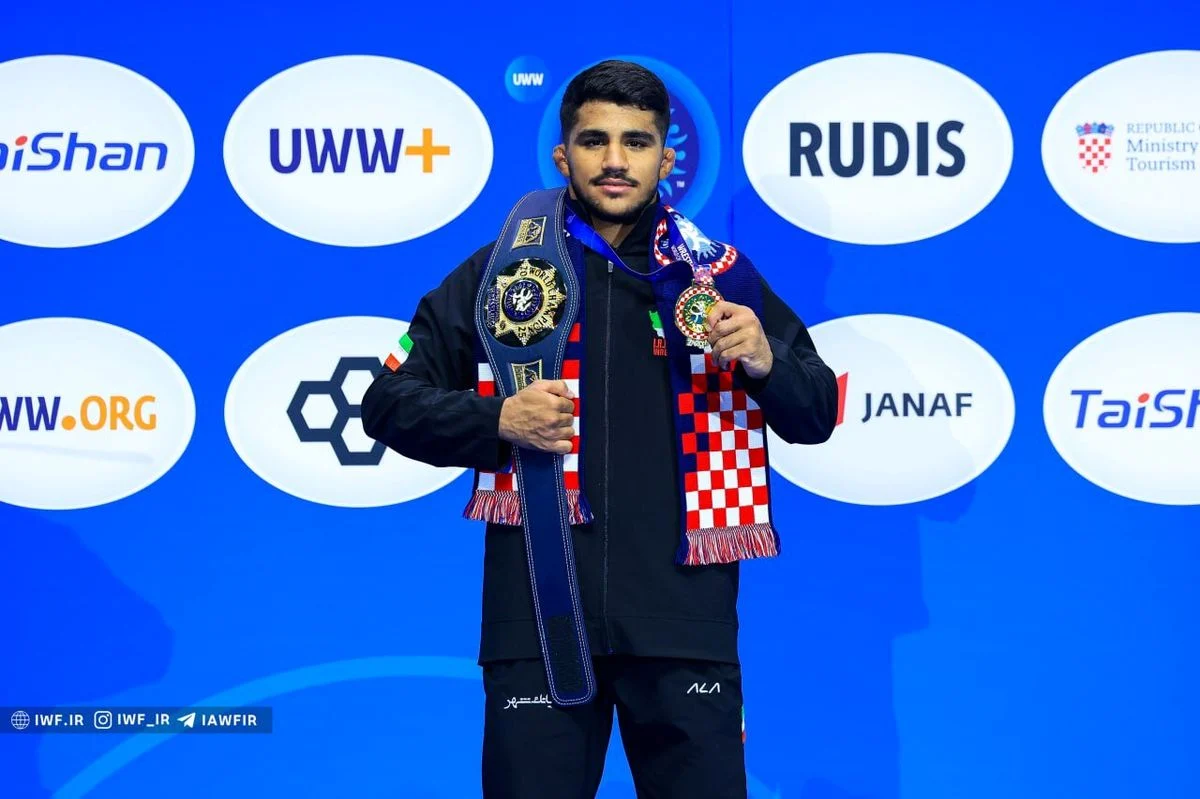 بولدوزر ایرانی بر بام کشتی فرنگی جهان ایستاد بولدوزر ایرانی بر بام کشتی فرنگی جهان ایستاد