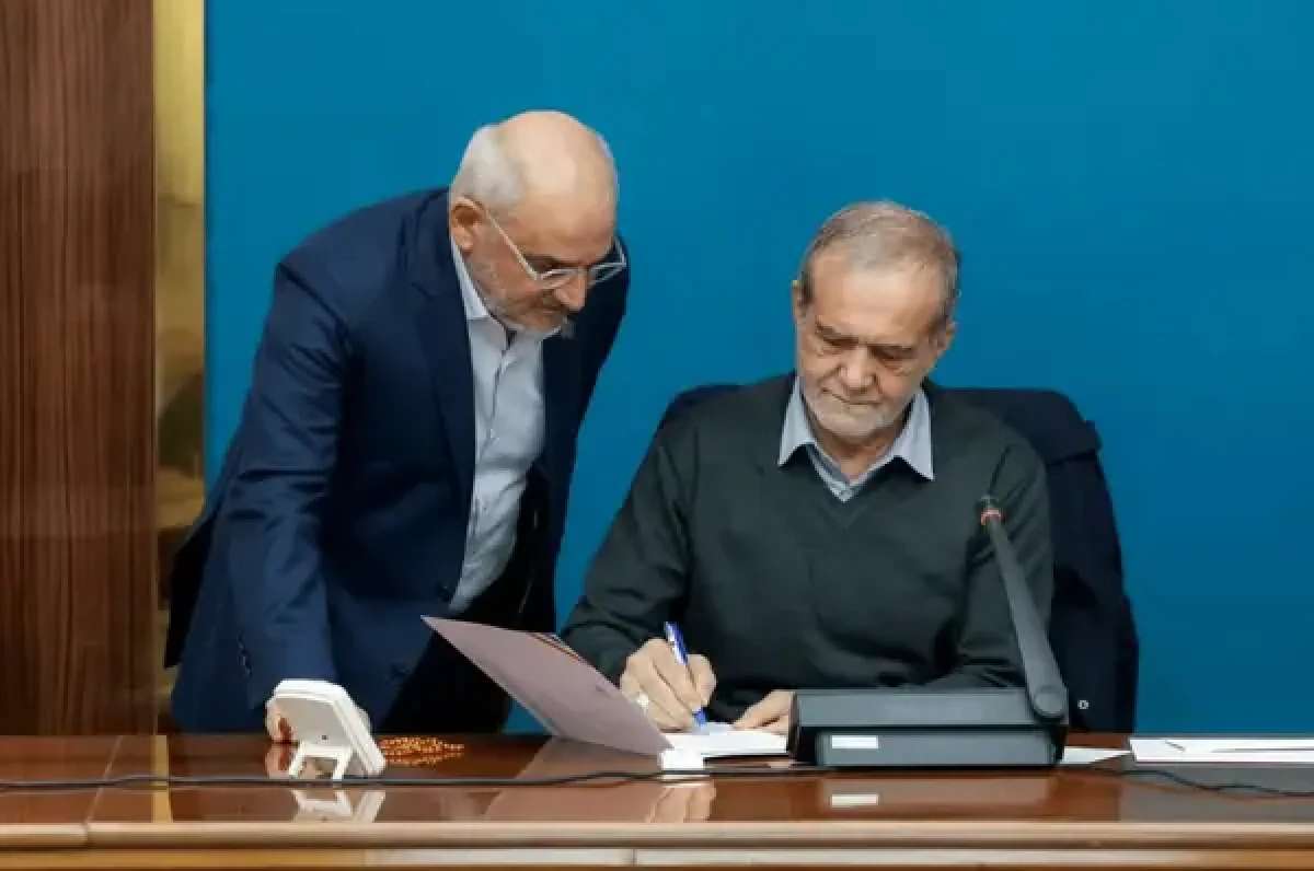 دولت هیچ وزیری را تغییر نمیدهد؛ واکنش رئیسدفتر پزشکیان به استیضاحها دولت هیچ وزیری را تغییر نمیدهد؛ واکنش رئیسدفتر پزشکیان به استیضاحها