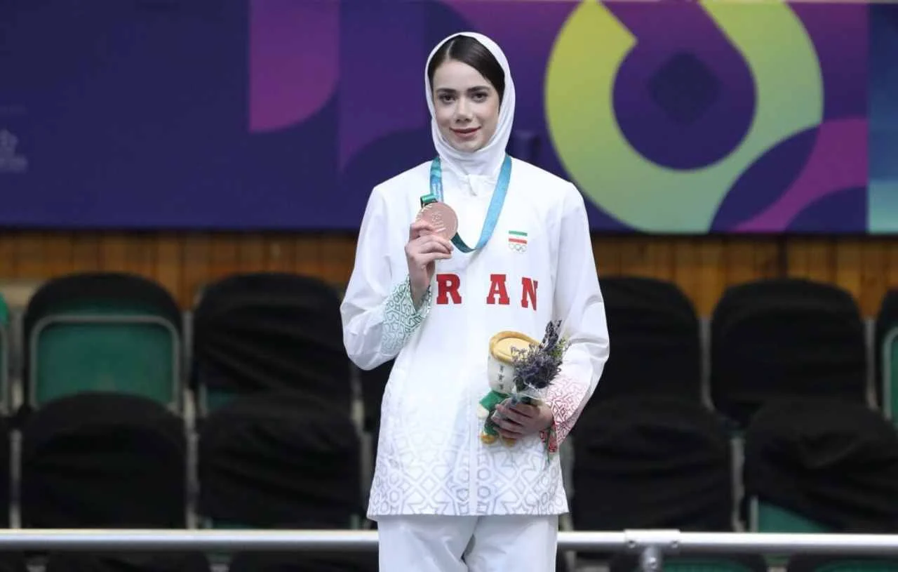 واکنش هستی محمدی به درگیری با مبینا نعمت زاده هستی محمدی- مبینا نعمت زاده