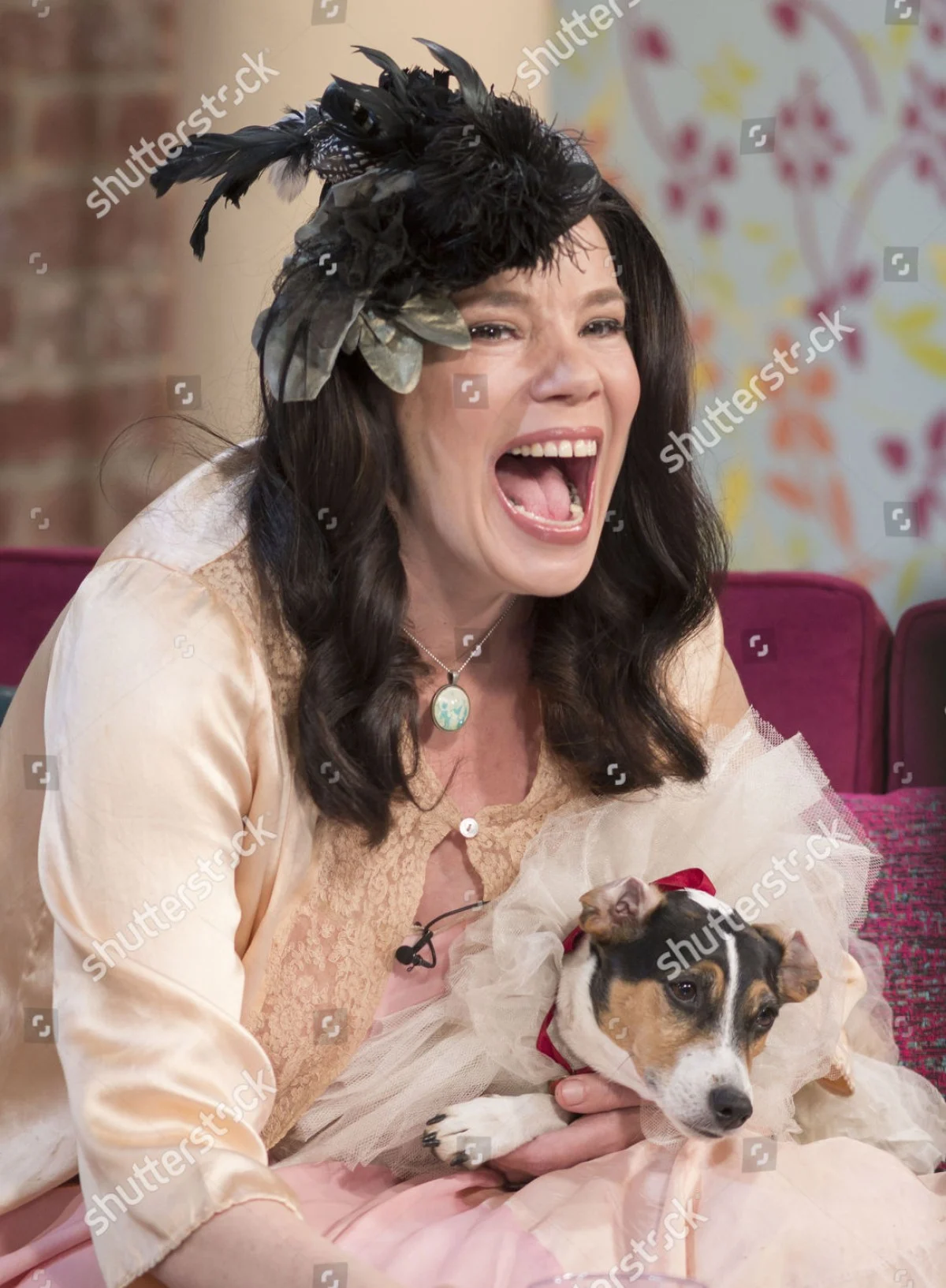 ازدواج عجیب زن بریتانیایی با سگش؛ مراسمی که دنیا را شوکه کرد ازدواج عجیب زن بریتانیایی با سگش؛ مراسمی که دنیا را شوکه کرد