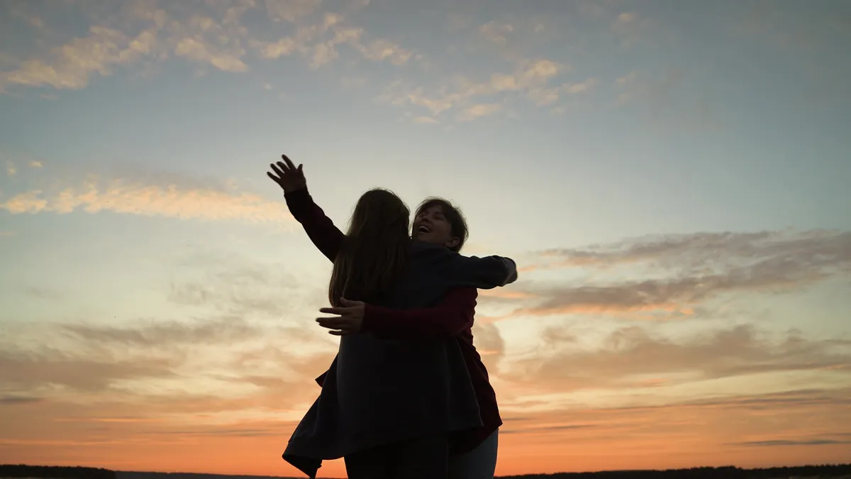 چرا یک بغل ساده میتواند حالمان را از این رو به آن رو کند؟ علم جواب دارد چرا یک بغل ساده میتواند حالمان را از این رو به آن رو کند؟ علم جواب دارد