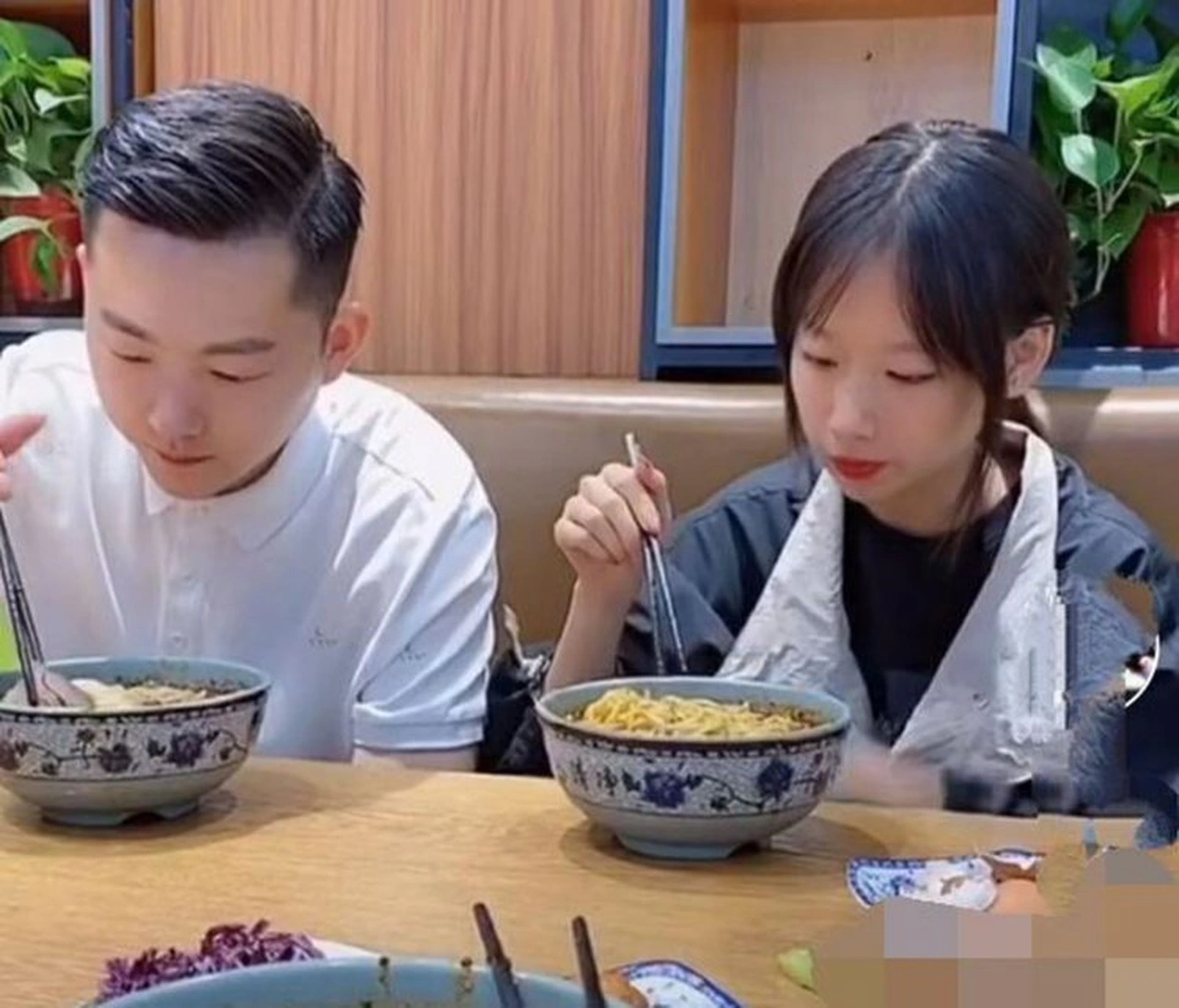 راز رابطه عجیب دختر ۱۵ ساله و مردی که همه فکر میکردند نامزدش است! راز رابطه عجیب دختر ۱۵ ساله و مردی که همه فکر میکردند نامزدش است!