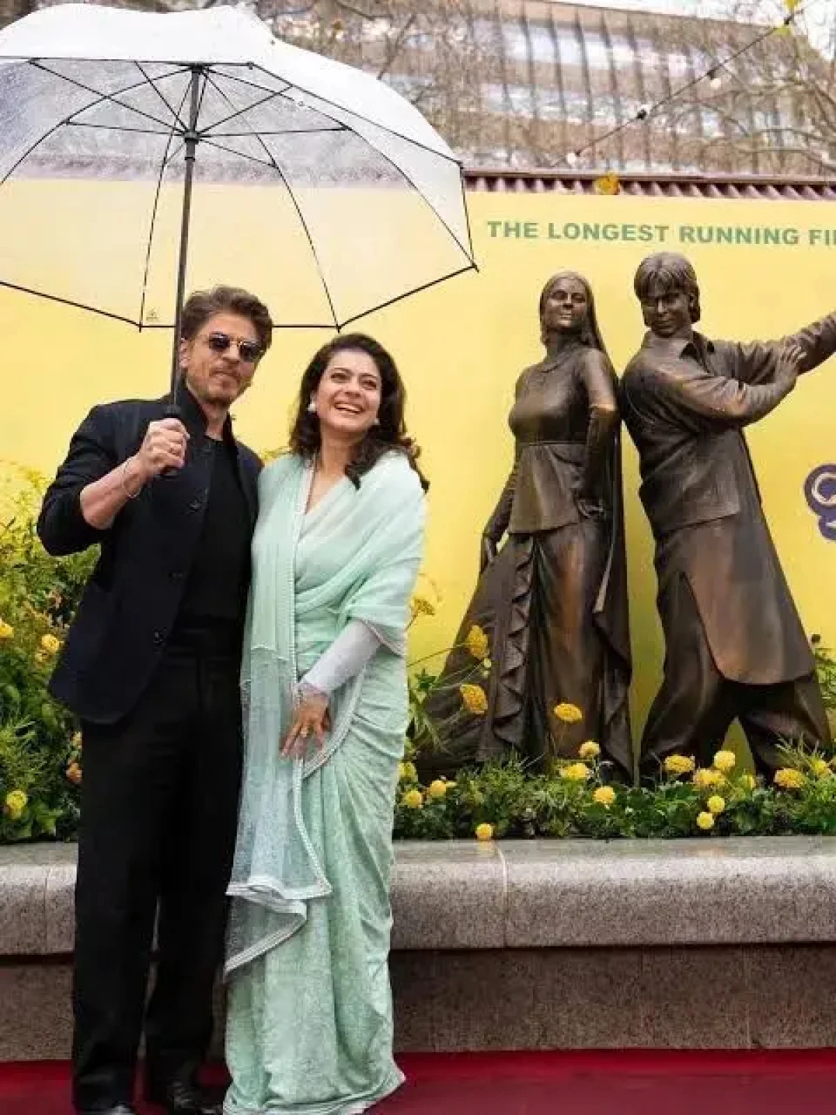 فیلمی که «شعله» را شکست؛ شاهرخ خان حالا صاحب مجسمه شد فیلمی که «شعله» را شکست؛ شاهرخ خان حالا صاحب مجسمه شد