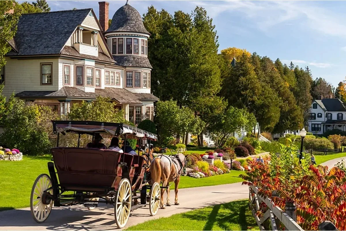 تنها جزیره آمریکا بدون خودرو؛ قانون ۱۲۵ ساله مکیناک چه رازی دارد؟