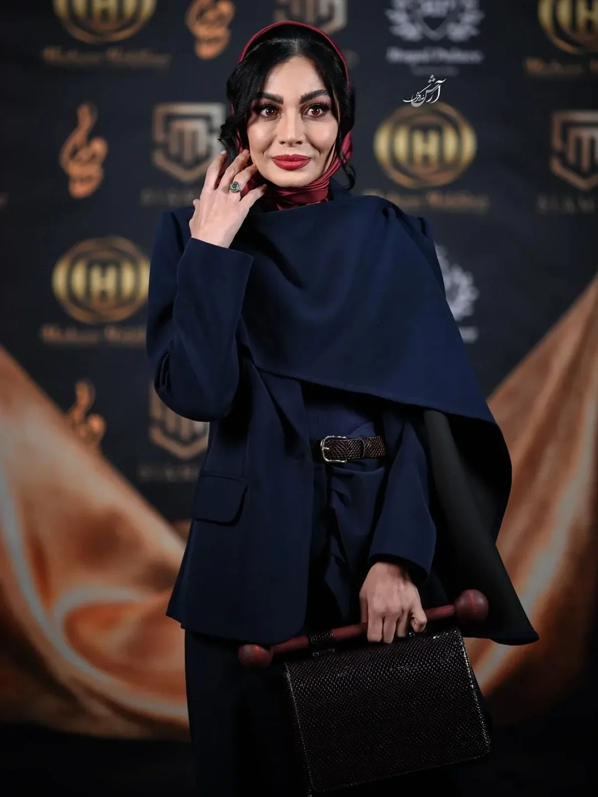 استایل خاص صحرا اسداللهی با ترکیب سرمه‌ای و قرمز در جشن حافظ