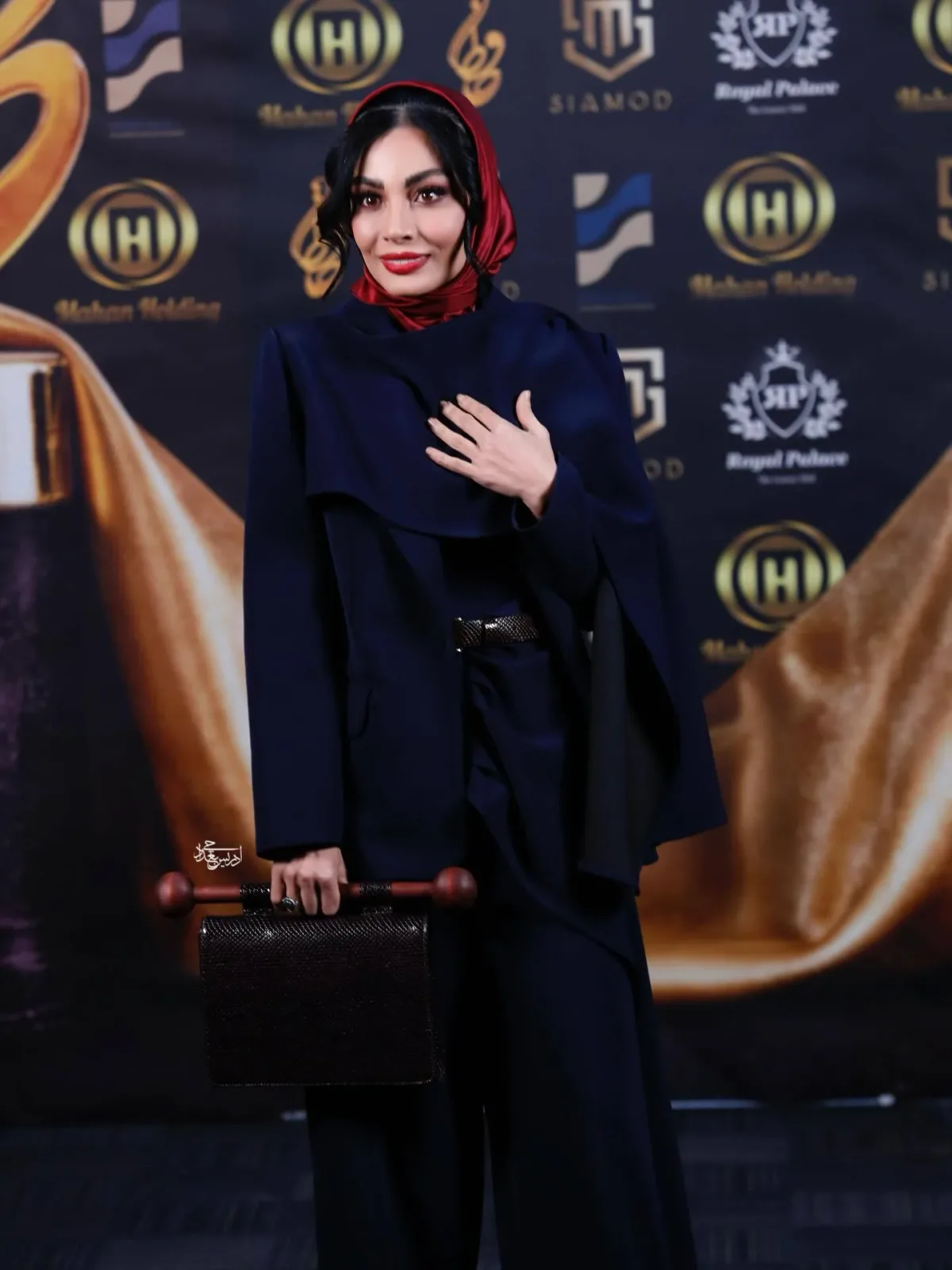 استایل خاص صحرا اسداللهی با ترکیب سرمه‌ای و قرمز در جشن حافظ