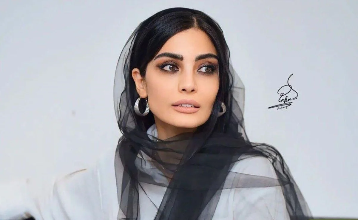 استایل خاص صحرا اسداللهی با ترکیب سرمه‌ای و قرمز در جشن حافظ