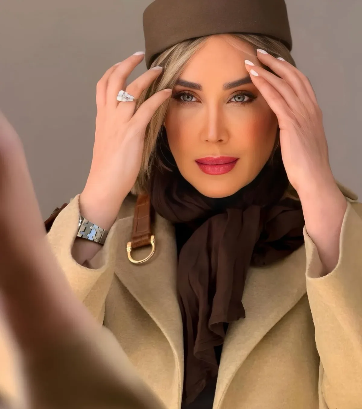 ژست‌های خاص سارا منجزی‌پور در استایل کرم و قهوه‌ای پاییزی‌اش ترند شد