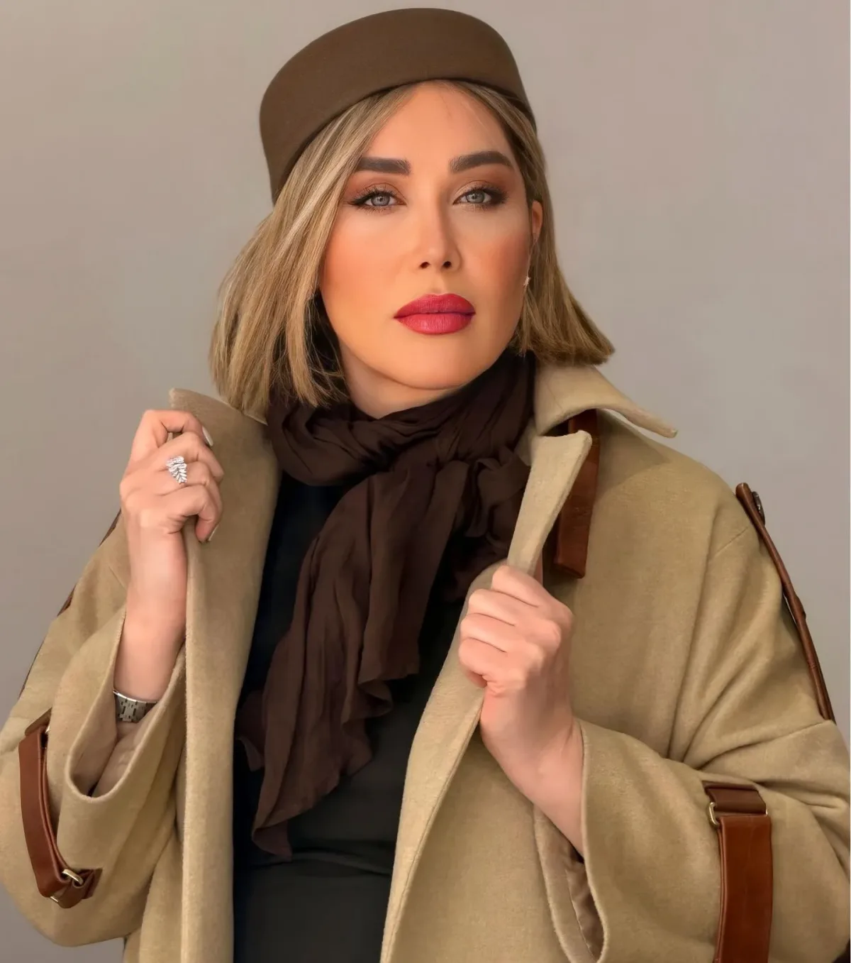 ژست‌های خاص سارا منجزی‌پور در استایل کرم و قهوه‌ای پاییزی‌اش ترند شد