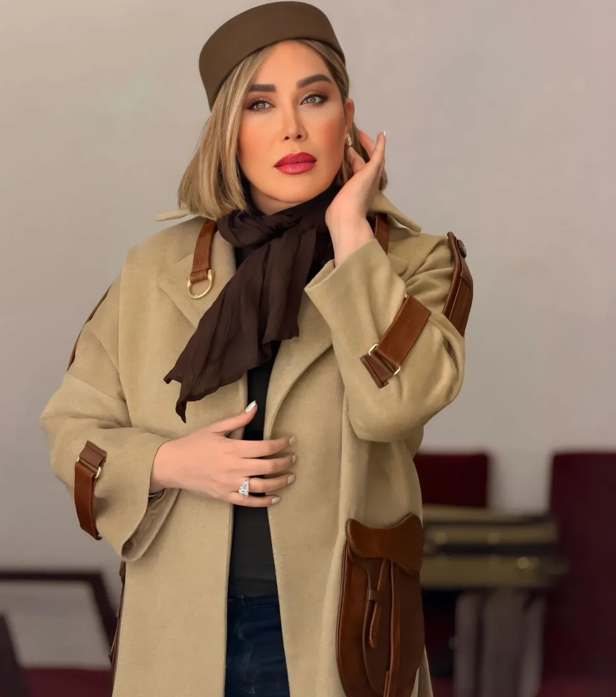 ژست‌های خاص سارا منجزی‌پور در استایل کرم و قهوه‌ای پاییزی‌اش ترند شد