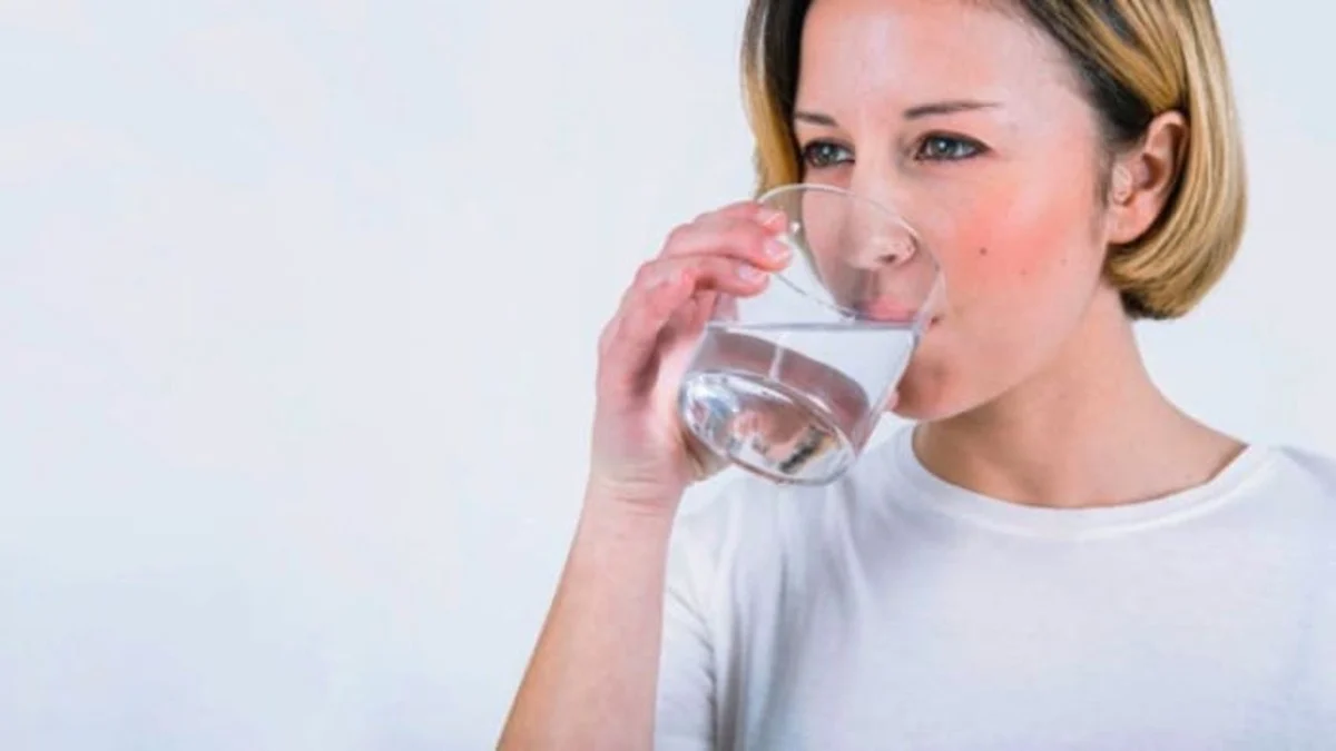 آیا مصرف زیاد آب می‌تواند باعث کاهش سدیم خون شود؟