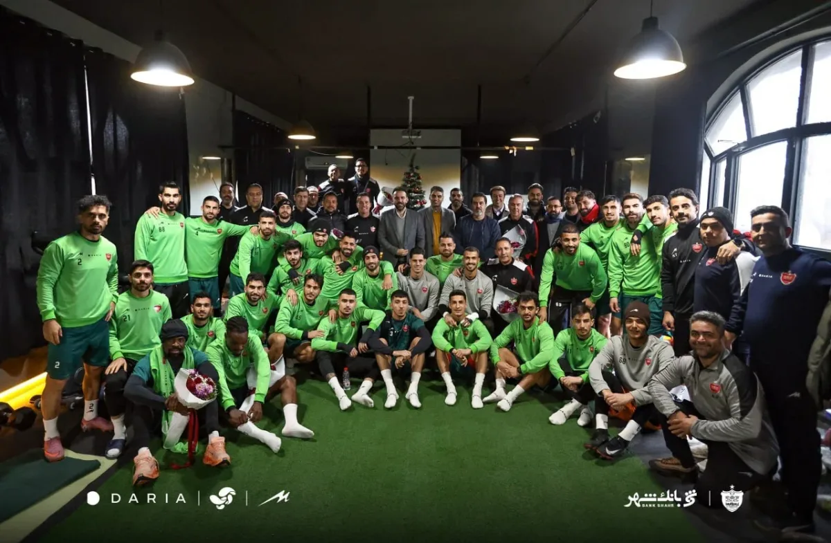 جشن کریسمس در تمرین پرسپولیس؛ هدیه مدیرعامل برای خارجی‌ها