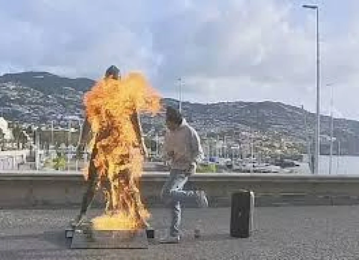 اقدام شوکه‌کننده در زادگاه رونالدو | مجسمه CR7 را آتش زدند