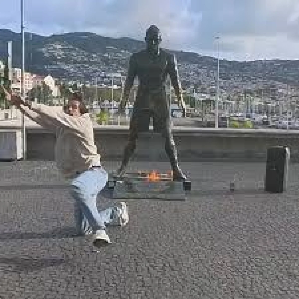 اقدام شوکه‌کننده در زادگاه رونالدو | مجسمه CR7 را آتش زدند