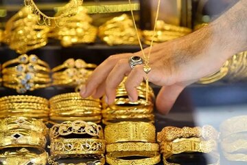 قیمت طلا امروز به ۴۴۰۲٫۴۹ دلار رسید؛ ضعف دلار و کاهش احتمال افزایش نرخ بهره فدرال‌رزرو صعودی شد